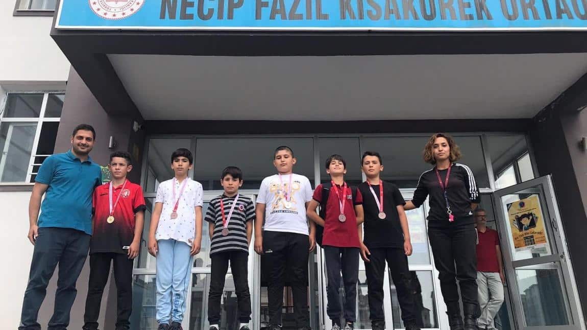 Sakarya ilinde düzenlenen Wushu Türkiye Şampiyonasında kendi kilolarında  Türkiye 1. Olan  Mertcan Ceylan ,İshak Uysal  Ve Türkiye ikincisi olan Berra Şahin isimli öğrencimizi ödüllendirdik .